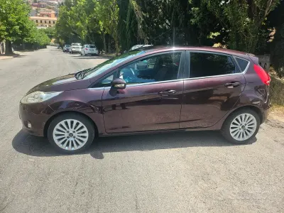 Usata Ford Fiesta Titanium 68 CV (50 kW) 2010 Marrone Berlina