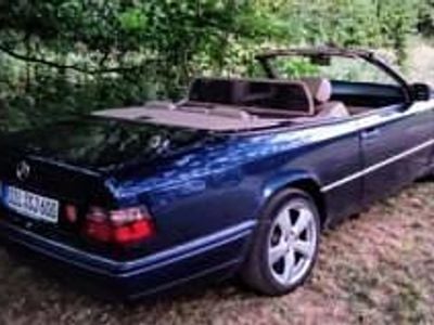 Usata Mercedes E220 150 CV (110 kW) 1996 Blu Cabrio