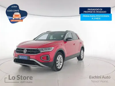 Usata VW T-Roc Life 110 CV (80 kW) 2023 Kings red metallizzato nero SUV