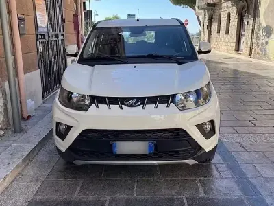 Usata Mahindra KUV100 87 CV (63 kW) 2020 Bianco SUV