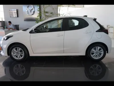 Nuova Mazda 2 116 CV (85 kW) 2026 Lunar white Utilitaria