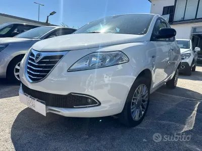 Gebraucht Lancia Ypsilon Gold 80 PS (58 kW) 2013 Weiß Kleinwagen