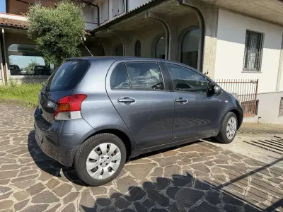 Usata Toyota Yaris Sol 101 CV (74 kW) 2009 Grigio Utilitaria
