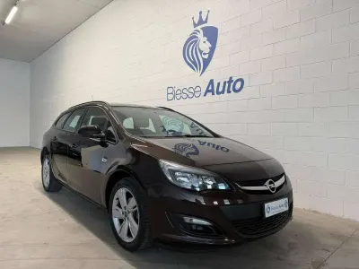 Usata Opel Astra 140 CV (102 kW) 2014 Other Station wagon