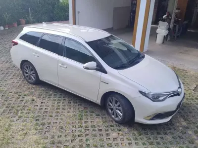 Usata Toyota Auris Hybrid Lounge 99 CV (72 kW) 2017 Bianco Station wagon
