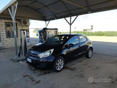 Usado Kia Rio 75 HP (55 kW) 2011 Preto Sedan