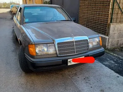 Usata Mercedes 200 122 CV (89 kW) 1985 Marrone Berlina