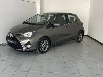 Usata Toyota Yaris Active 90 CV (66 kW) 2016 Marrone Berlina