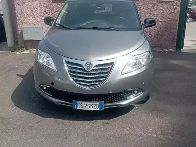 Usata Lancia Ypsilon 95 CV (69 kW) 2014 Grigio Utilitaria