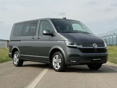 Usata VW Caravelle 150 CV (110 kW) 2024 Grigio Furgone