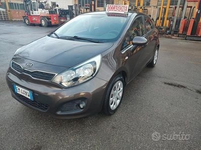 Usata Kia Rio 75 CV (55 kW) 2012 Marrone Berlina