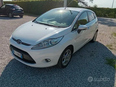 Usata Ford Fiesta 82 CV (60 kW) 2011 Bianco Berlina