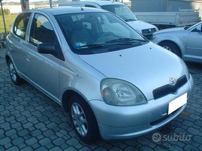 Usata Toyota Yaris Sol 68 CV (50 kW) 2000 Grigio Berlina
