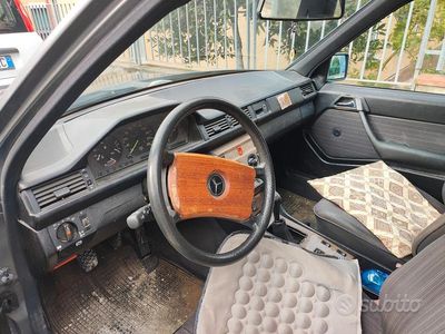 Usata Mercedes 200 109 CV (80 kW) 1990 Grigio Berlina