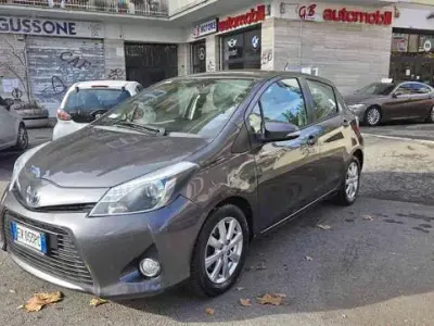 Usata Toyota Yaris Hybrid Lounge 75 CV (55 kW) 2014 Grigio Berlina