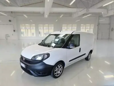 Usata Fiat Doblò Lounge 105 CV (77 kW) 2021 Bianco Monovolume