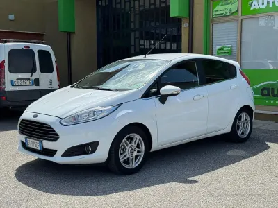 Begagnad Ford Fiesta 75 HK (55 kW) 2014 Brun Halvkombi