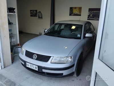 Usata VW Passat 101 CV (74 kW) 1998 Grigio Berlina