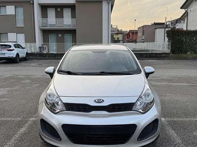 Usata Kia Rio EX 75 CV (55 kW) 2013 Grigio Berlina