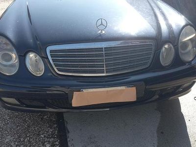 Usata Mercedes E220 150 CV (110 kW) 2003 Blu Berlina