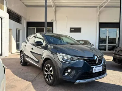 Usata Renault Captur Techno 140 CV (102 kW) 2023 Blu marine SUV