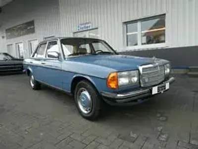 Begagnad Mercedes 200 60 HK (44 kW) 1983 Blå Sedan