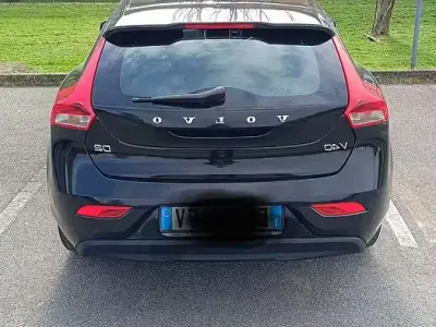 Usata Volvo V40 120 CV (88 kW) 2015 Nero Berlina