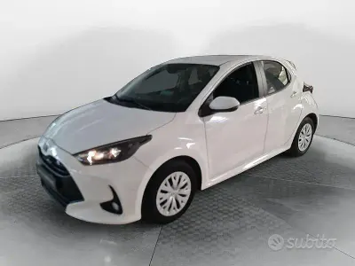 Usata Toyota Yaris Hybrid Active 92 CV (67 kW) 2022 Bianco Berlina