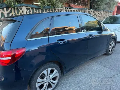 Usata Mercedes B180 Edition 109 CV (80 kW) 2017 Blu/azzurro Monovolume