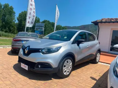 Usata Renault Captur Iconic 90 CV (66 kW) 2016 Argento SUV