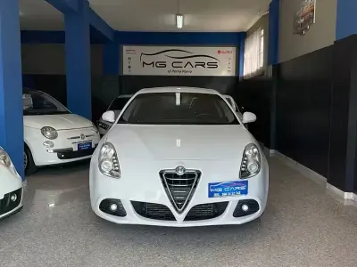 Usata Alfa Romeo Giulietta Distinctive 105 CV (77 kW) 2012 Bianco Utilitaria