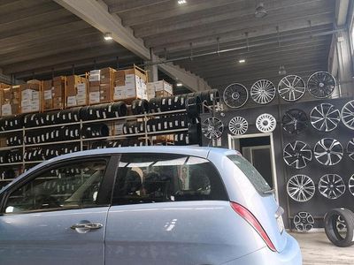 Usado Lancia Ypsilon 75 CV (55 kW) 2006 Azul Utilitario