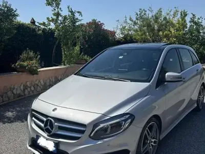 Usata Mercedes B180 Premium 116 CV (85 kW) 2018 Argento Utilitaria