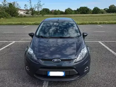 Usata Ford Fiesta 60 CV (44 kW) 2011 Blu Berlina