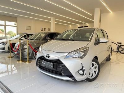 Usata Toyota Yaris Active 72 CV (52 kW) 2019 Argento Berlina