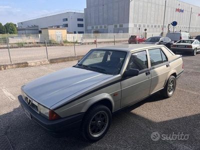 Usata Alfa Romeo 75 110 CV (80 kW) 1988 Grigio Berlina