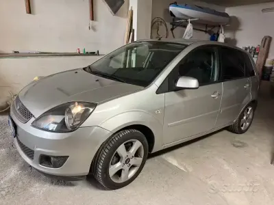 Usata Ford Fiesta 68 CV (50 kW) 2008 Grigio Utilitaria