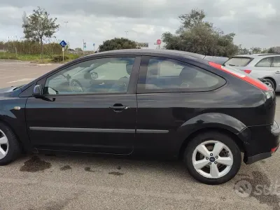 Käytetty Ford Focus 109 HP (80 kW) 2005 Musta Coupe - kaksiovinen