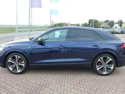 Usata Audi Q8 Sport 286 CV (210 kW) 2021 Blu/azzurro SUV