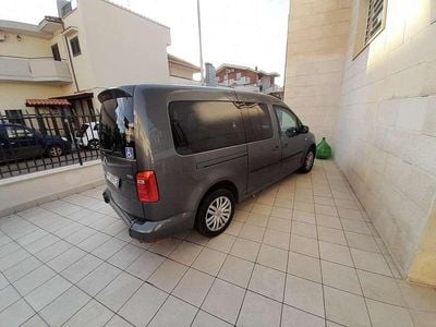 Usata VW Caddy 102 CV (75 kW) 2018 Grigio Monovolume