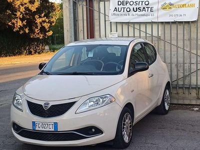 Usata Lancia Ypsilon Platinum 69 CV (50 kW) 2016 Bianco Utilitaria