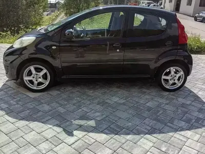 Usata Peugeot 107 Active 68 CV (50 kW) 2010 Nero Utilitaria