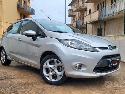 Usata Ford Fiesta Titanium 70 CV (51 kW) 2012 Grigio Utilitaria