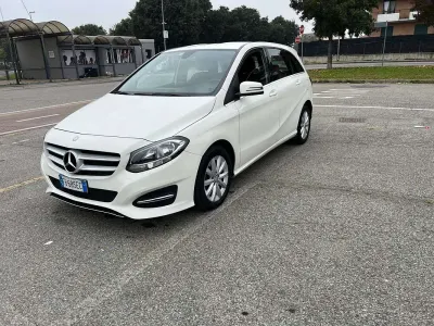 Usata Mercedes B180 Business 109 CV (80 kW) 2015 Bianco Utilitaria