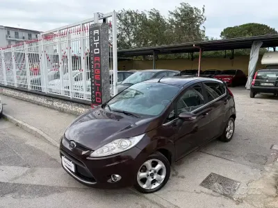 Usata Ford Fiesta Titanium 71 CV (52 kW) 2011 Marrone Berlina