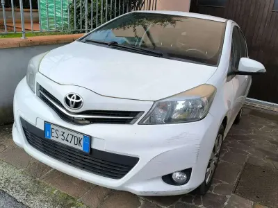 Usata Toyota Yaris Active 69 CV (50 kW) 2013 Bianco Utilitaria