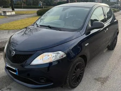 Usata Lancia Ypsilon 69 CV (50 kW) 2018 Nero Utilitaria