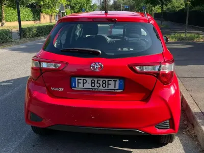 Usata Toyota Yaris Cool 69 CV (50 kW) 2018 Rosso Berlina