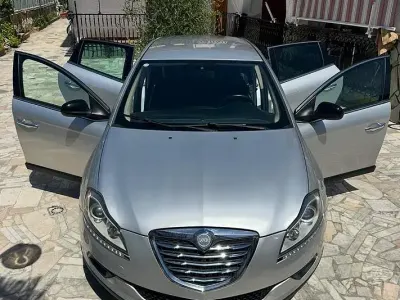 Usata Lancia Delta 120 CV (88 kW) 2009 Utilitaria