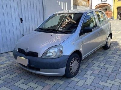 Usata Toyota Yaris 68 CV (50 kW) 2002 Argento Berlina
